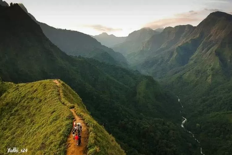 Mendaki Bukit Watu Jengger dengan Sewa Hiace